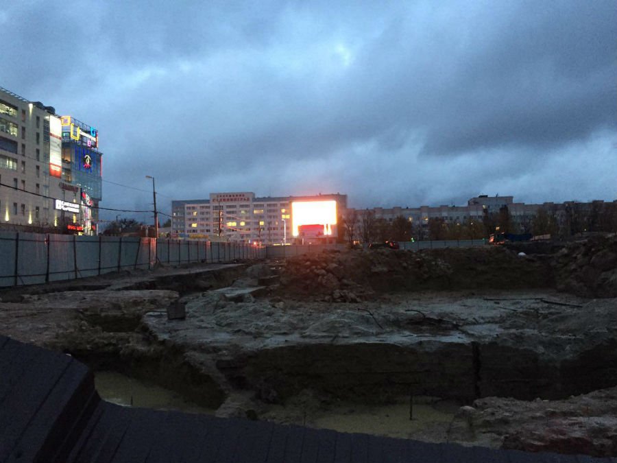  В Калининграде ветер повалил забор у раскопок Королевского замка (фото)