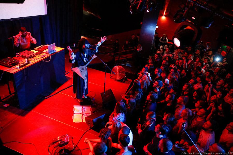  Лапти разбил об пол: на Вагонке прошёл концерт «Нейромонаха Феофана»