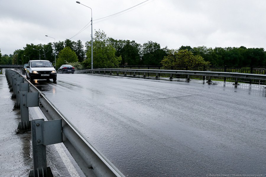 Трещит по швам: что происходит с мостом на Аллее Смелых (фото)