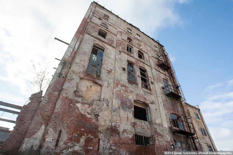 Из стекла и бетона: в Советске вековое здание сносят для строительства торгового комплекса