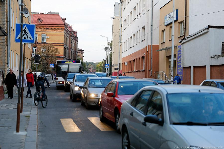 Стоять и петь помогают: как водители привыкают к пробкам на пл. Василевского 