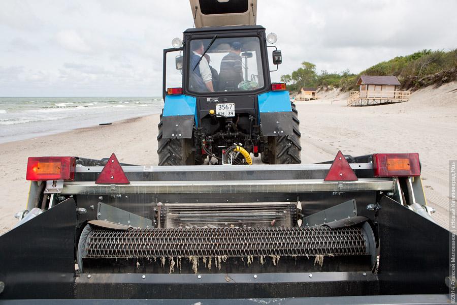 Машина «по потребности»: польский агрегат начал чистить песок на пляже Зеленоградска