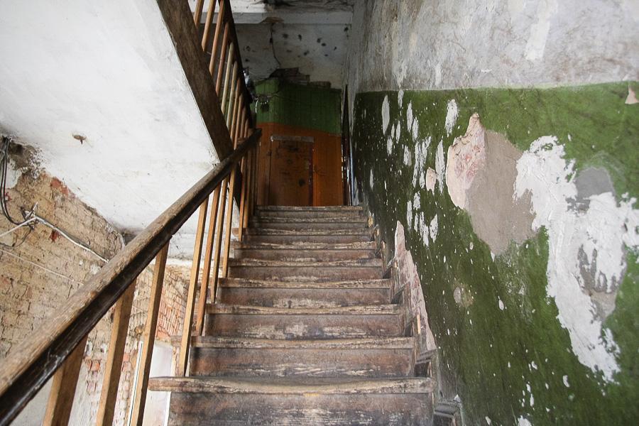 «Ладно, нас завалит, но детей?!»: власти Советска не спешат расселять аварийный дом