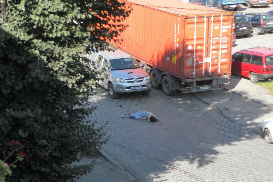 В Калининграде внедорожник сбил кондуктора автобуса (фото)