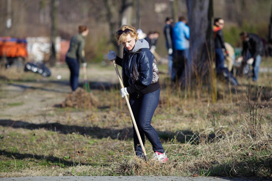 «Под хиты 80-х»: фоторепортаж с субботника в парке Победы
