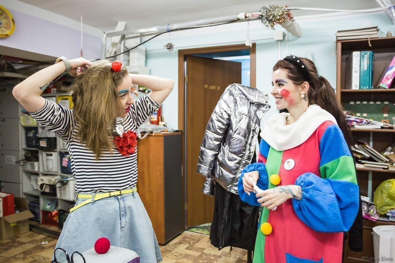 «Я не вижу болезни, я вижу детей»: зачем нужны клоуны в детской онкогематологии