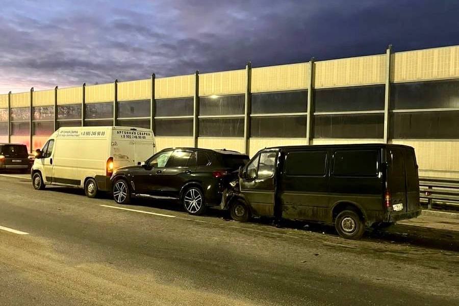 Водитель «Форда» собрал паровозик на Северном обходе и попал в больницу (фото)