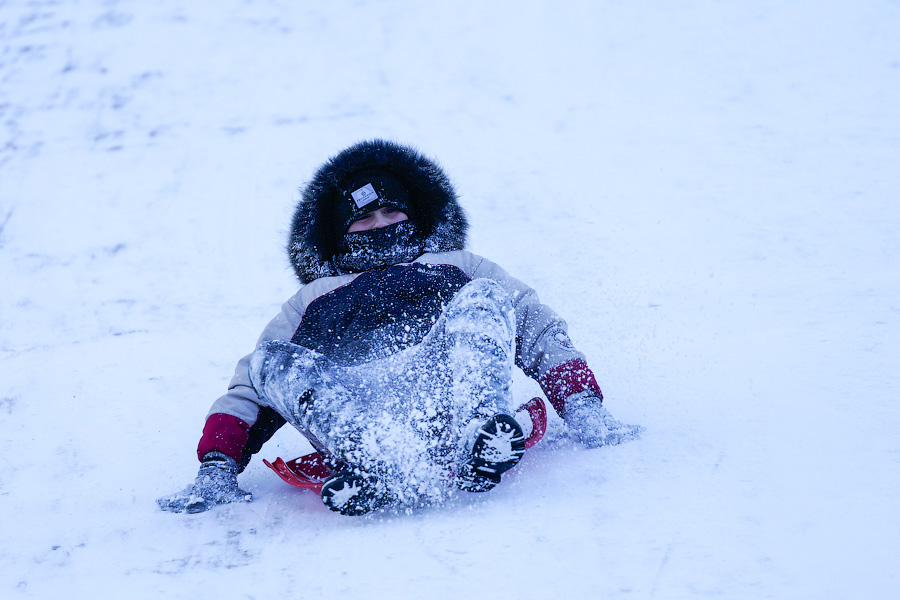 Скользя по утреннему снегу: калининградцы устроили катания с горки в Центральном парке (фото)