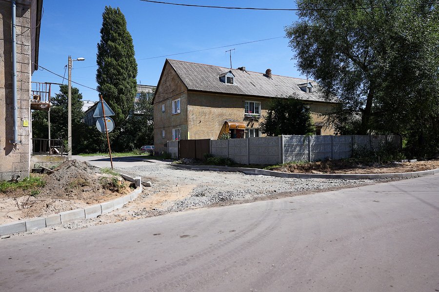 Ремонт на три года: что происходит с ул. Карташева, где сменился подрядчик (фото)