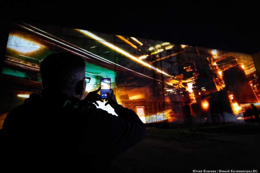 Индустриальные смыслы «Смены»: как прошёл фестиваль света в Кузнечном цехе (фото)