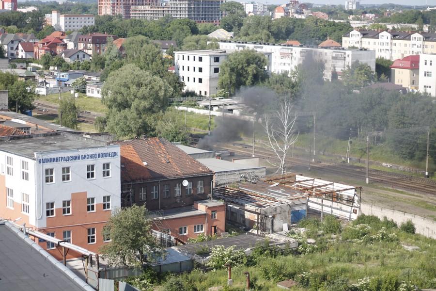В Калининграде из-за ремонта крыши гаража УМВД задымлены окрестности «Кварца» (+фото)