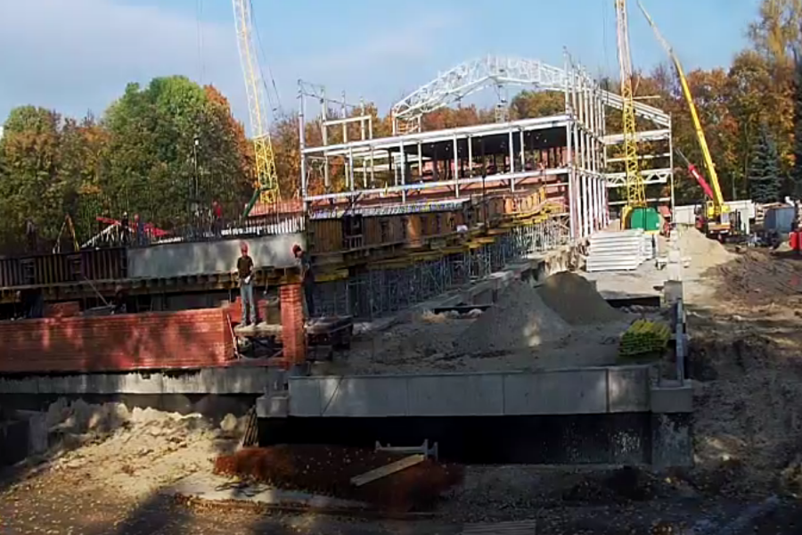 Власти включили онлайн-трансляцию строительства бассейна в Южном парке
