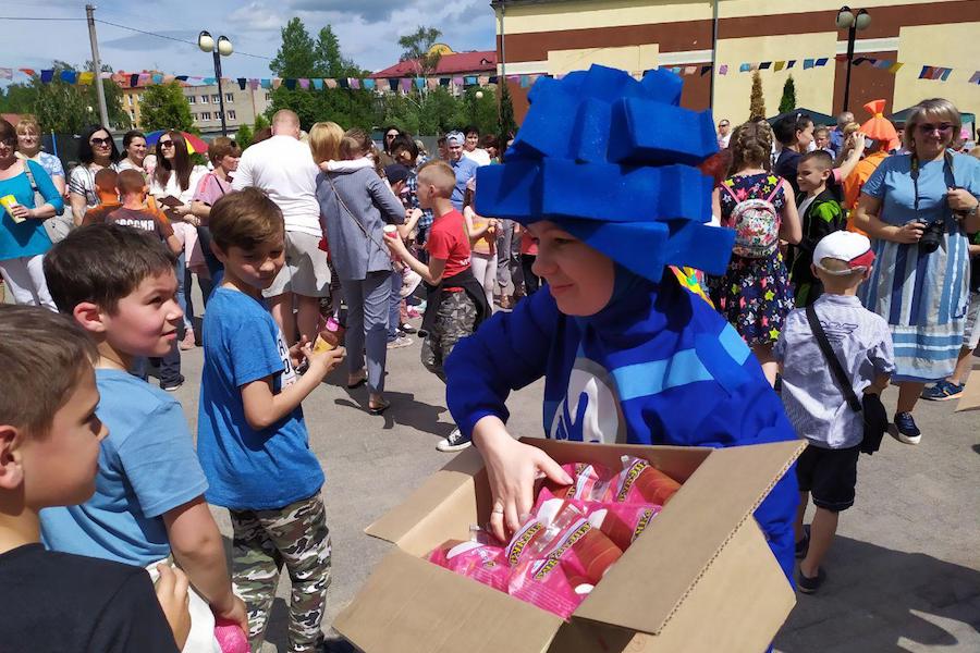 В Калининграде и Гвардейске детям бесплатно раздали почти 1 тыс. пачек мороженого (фото)