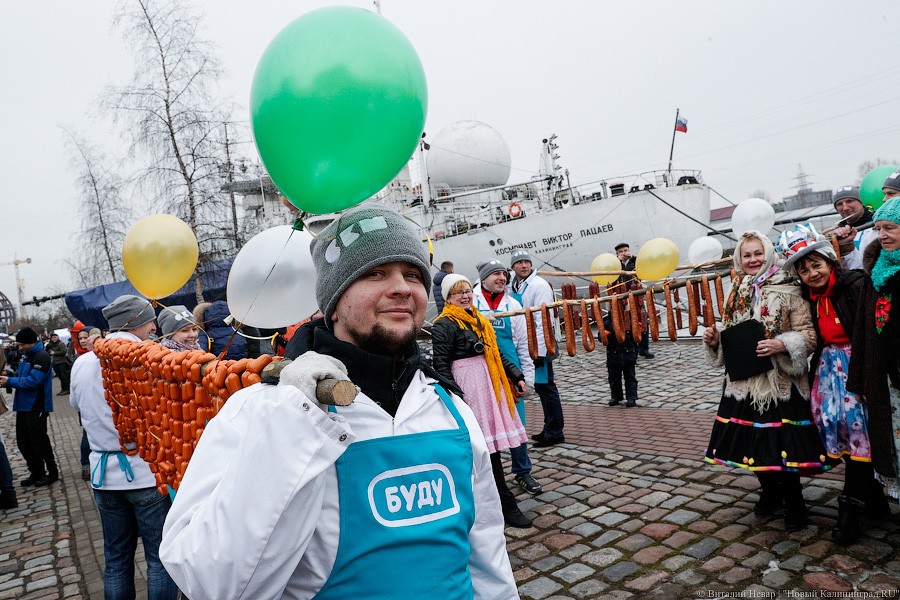 Косплей на Елизавету II: как прошёл День длинной колбасы в Музее Мирового океана