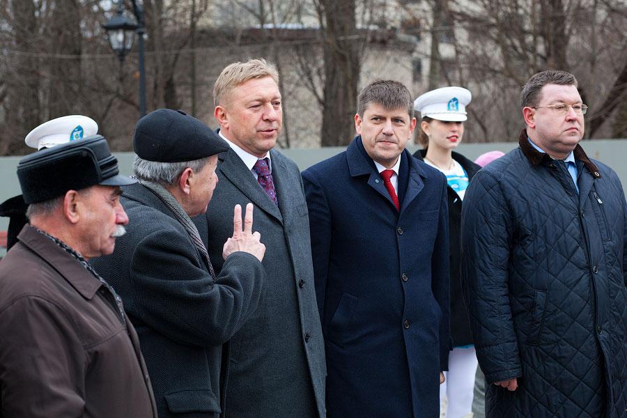 На ветру: как прошло торжественное открытие наполовину готового сквера