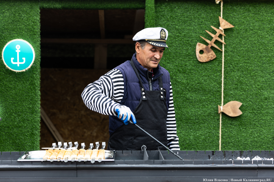 Прикидываясь Кантом: у Кафедрального собора открылась ярмарка (фото)