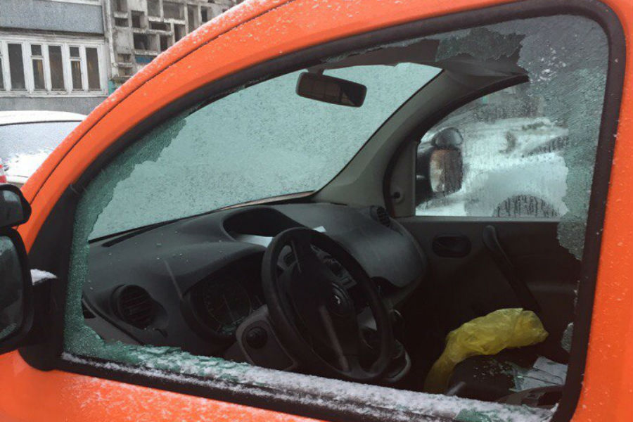 На ул. 9 Апреля неизвестные разбили окно машины и похитили регистратор (фото)