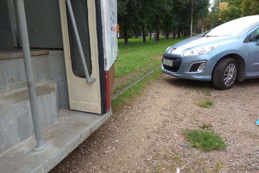 Припарковавшийся на рельсах водитель заблокировал движение трамваев (фото)