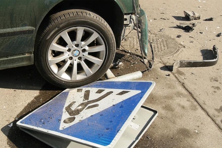 В Калининграде на Ленинском проспекте автомобиль «БМВ» снес столб