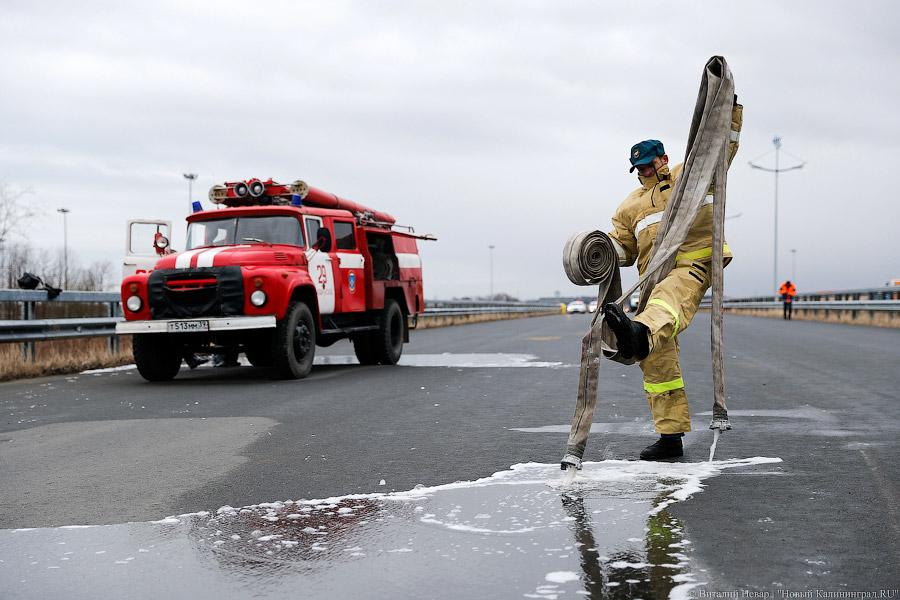 ДТП со зрелищным финалом: под Калининградом прошли учения спасателей