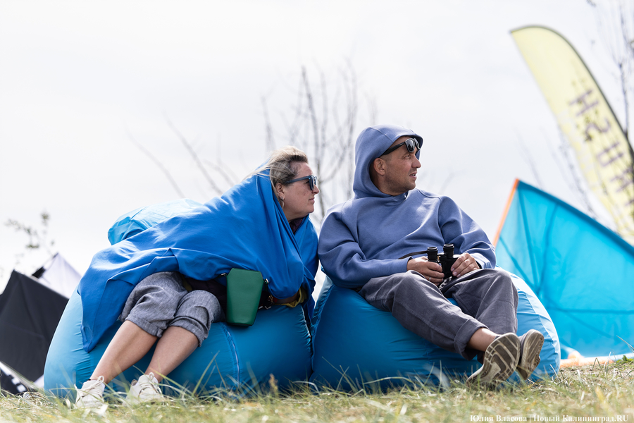 По воде против ветра: на Куршском заливе соревновались под кайтом и с крылом (фото)