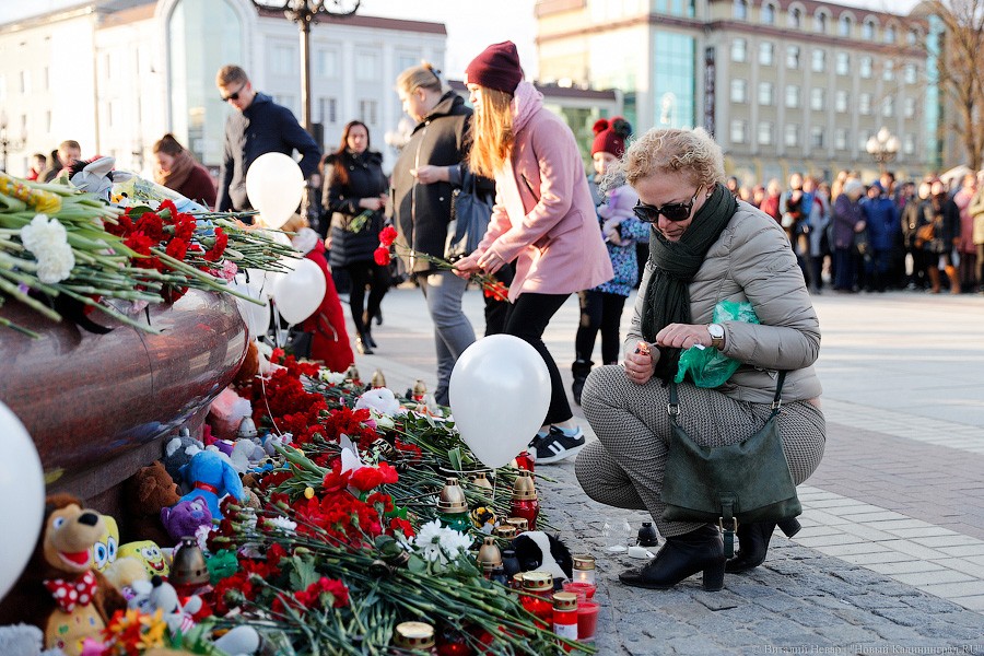 Опустить голову, зажечь свечу: в Калининграде почтили память погибших в Кемерово