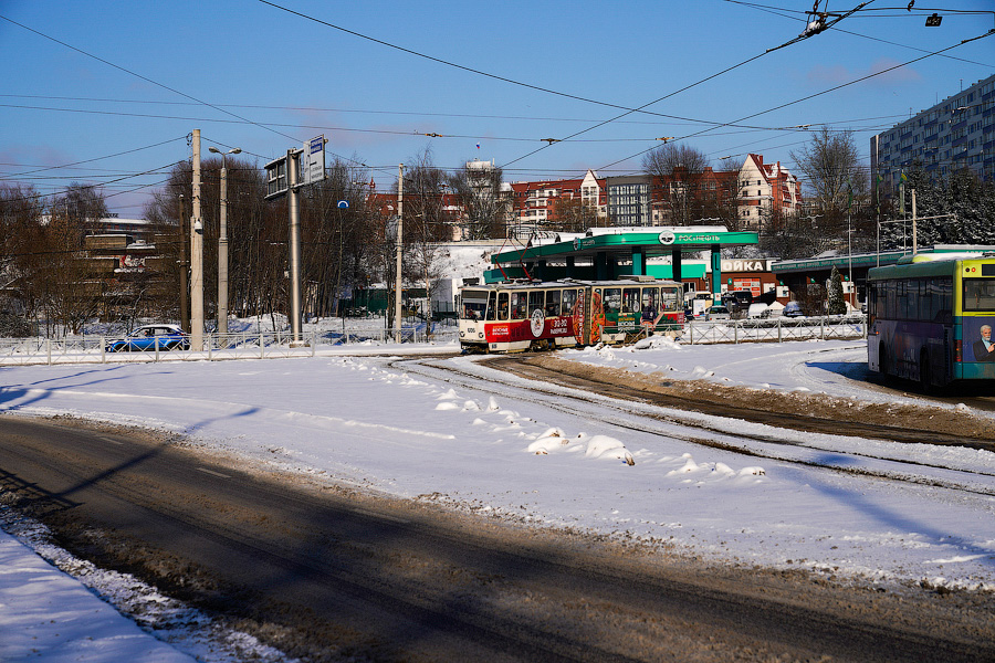 «Насладиться» зимой: во что превратились дороги в Калининграде после снегопада (фото)
