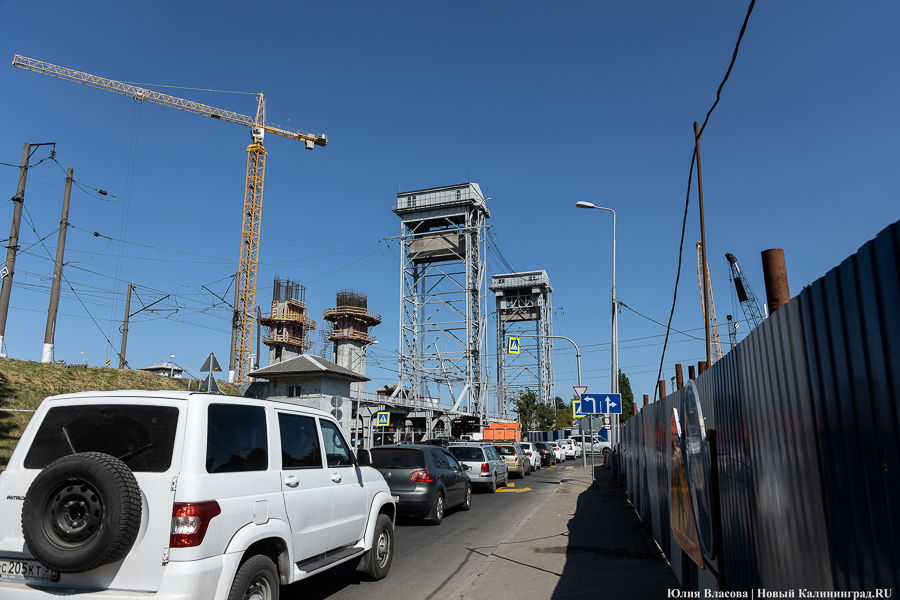 Останется с одним тротуаром: в Калининграде до августа закрыли мост на Суворова (фото)