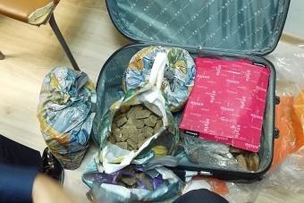 Полиция нашла в багаже авиапассажира 30 кг янтаря, который он «сам собрал»