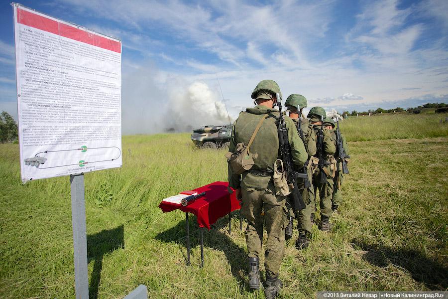 Полвека с морпехами: праздничные показательные выступления призывников 