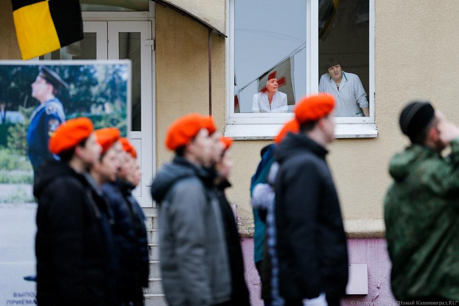 Молодежь с автоматами: как губернатор перед 23 февраля кадетов навещал