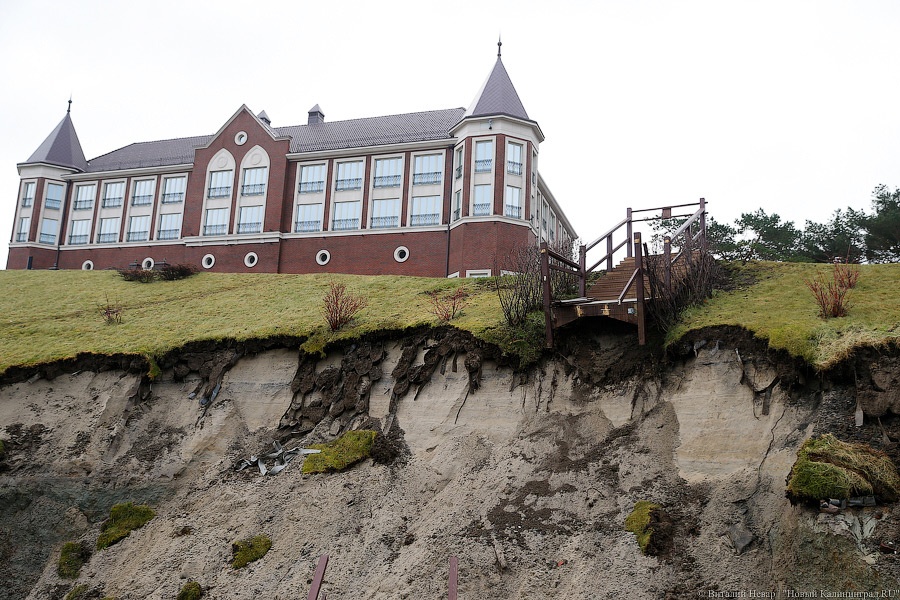 Резиденция на краю: берег в Пионерском рушится в море