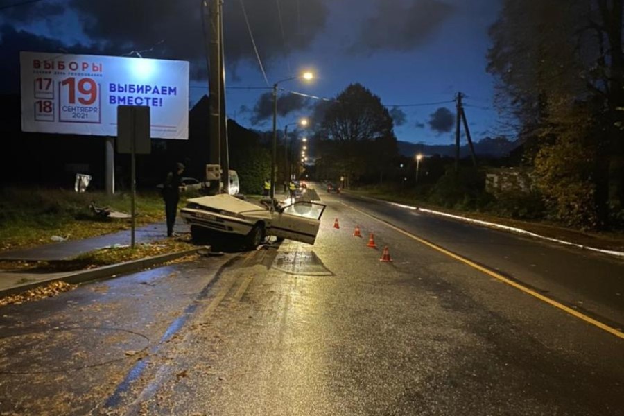 В Советске «Мазда» с неустановленным водителем врезалась в столб, есть пострадавший (фото)