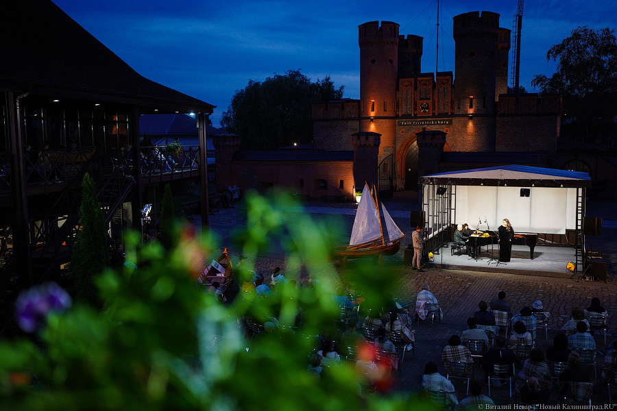 Любовь и жизнь: во Фридрихсбургских воротах выступила солистка Михайловского театра (фото)