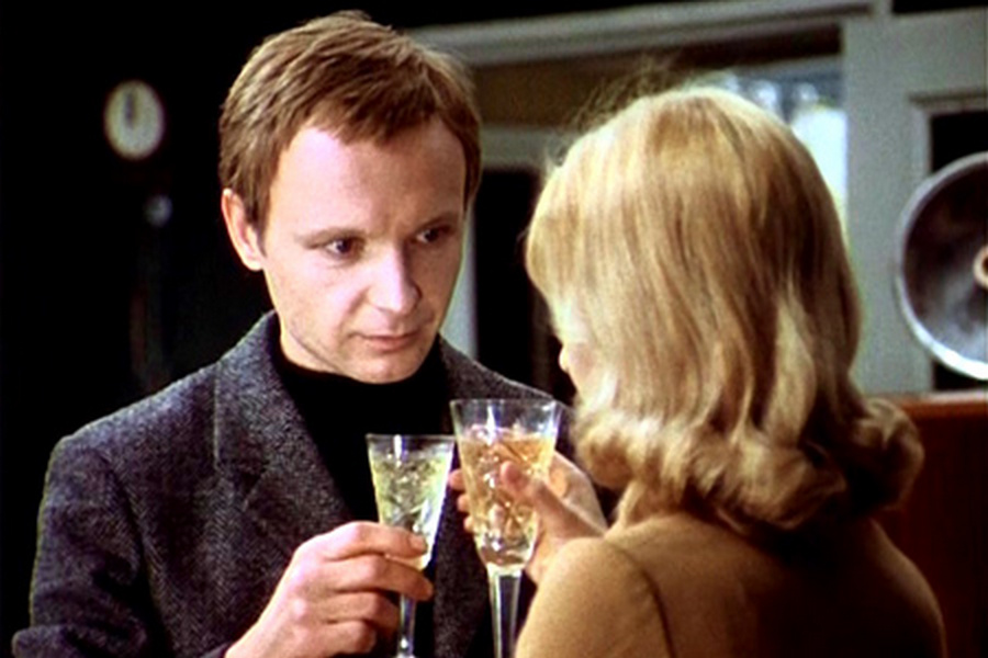 Андрей Мягков в роли Жени Лукашина в фильме «Ирония судьбы, или С легким паром» (реж. Эльдар Рязанов, 1975)