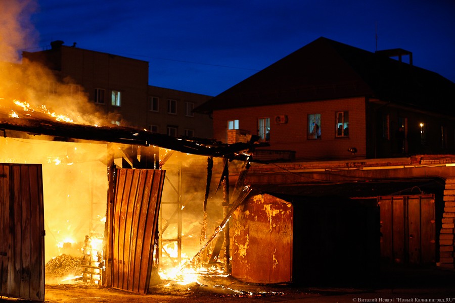 Черный четверг: пожар уничтожил склады на проспекте Калинина (фото) 