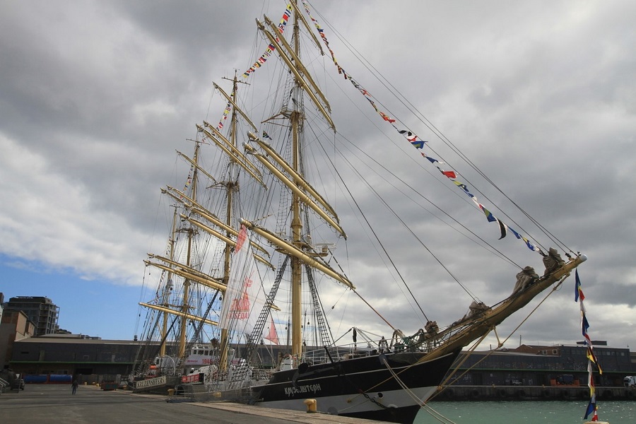 Калининградский барк «Крузенштерн» совершил заход в Кейптаун