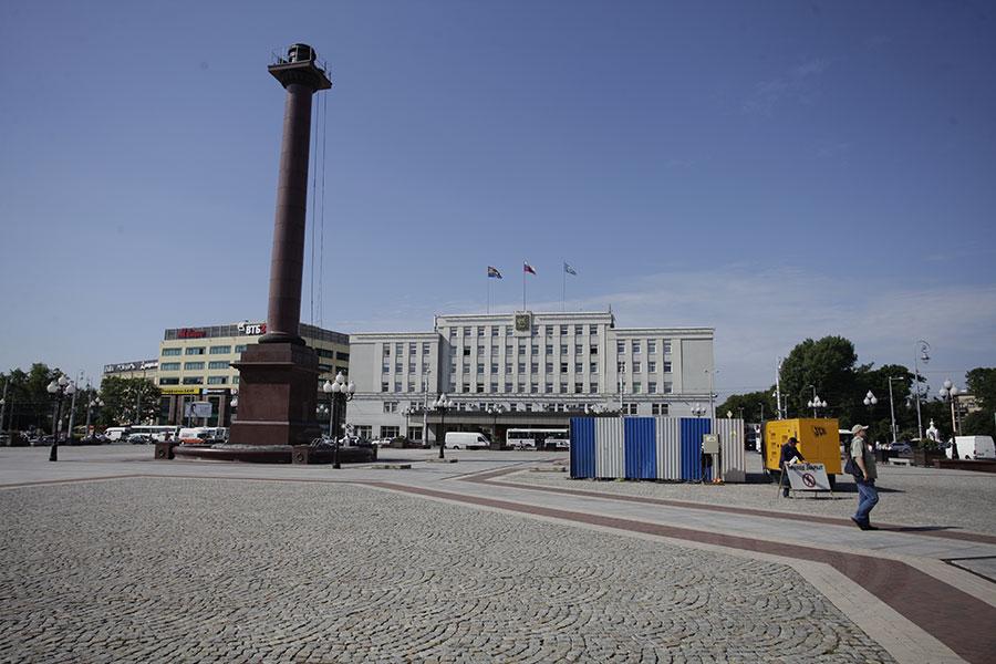 Орден наконец привезли: триумфальная колонна получила свое украшение