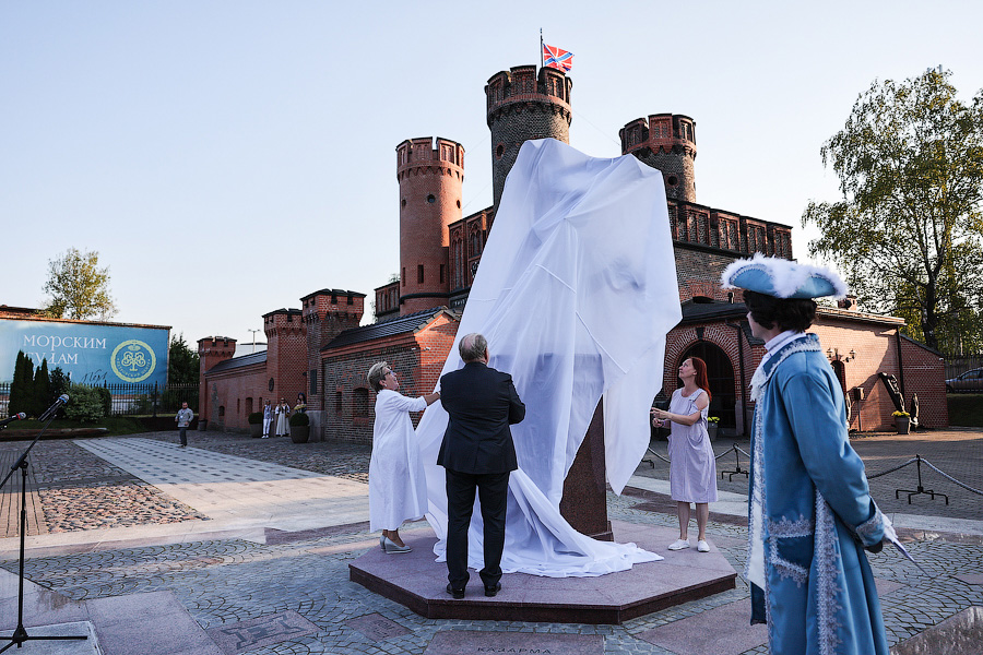 И Пётр I такой молодой: во Фридрихсбургских воротах установили скульптуру Зураба Церетели (фото)