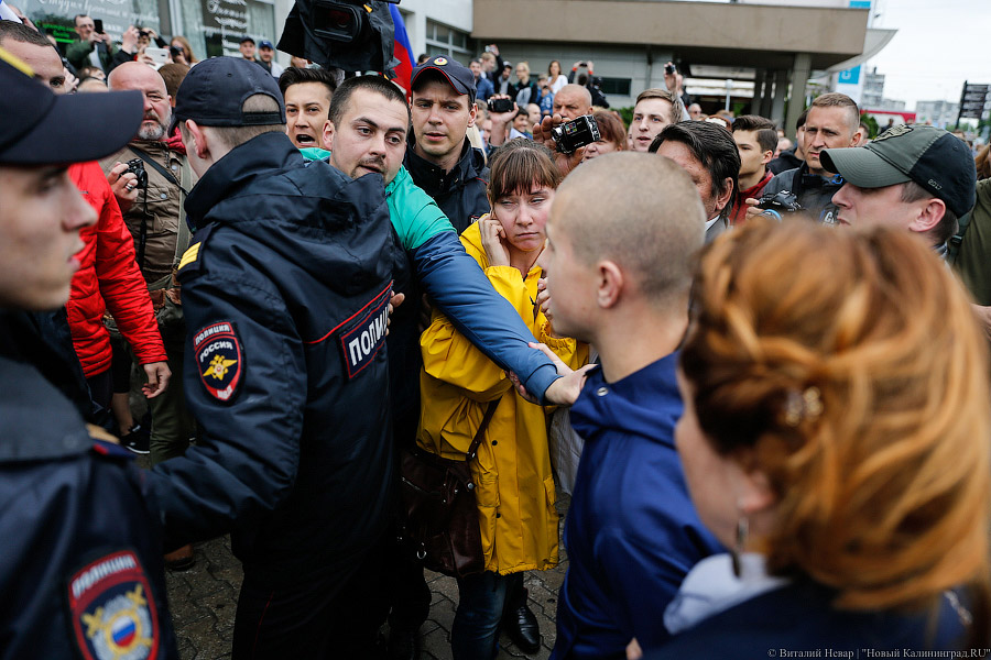 Утки-мандаринки: в Калининграде прошло шествие против коррупции