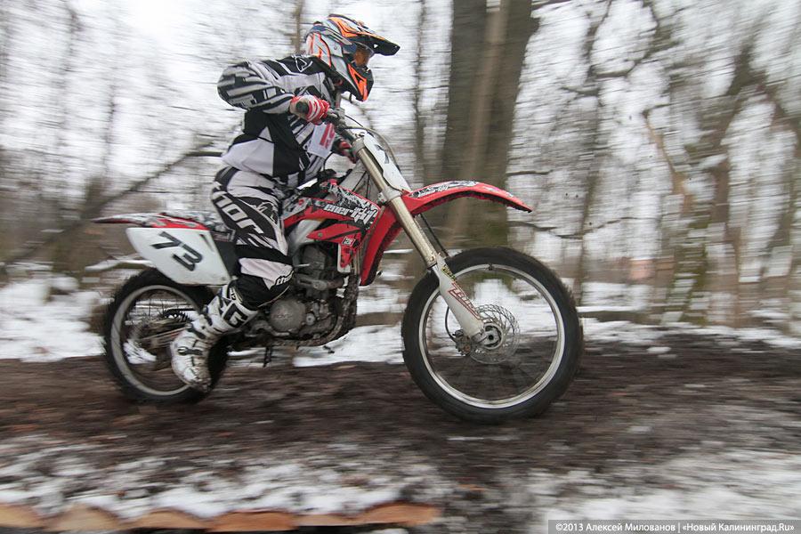 «Пингвиньи гонки»: фоторепортаж с зимнего мотокросса