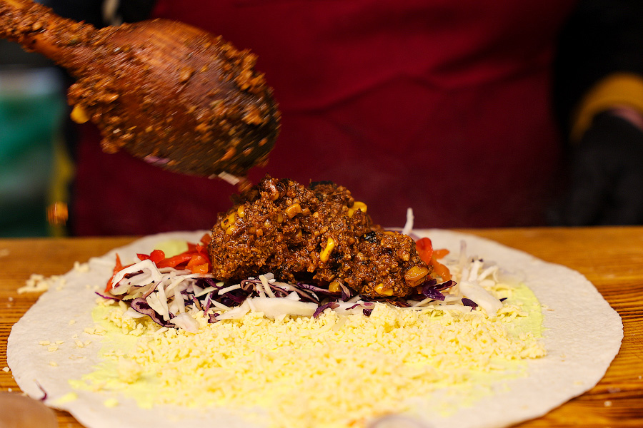 Гастрономическая шаурма и другие: на острове Канта открылась новогодняя ярмарка (фото)