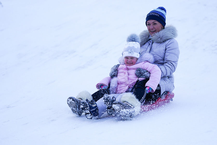 Скользя по утреннему снегу: калининградцы устроили катания с горки в Центральном парке (фото)