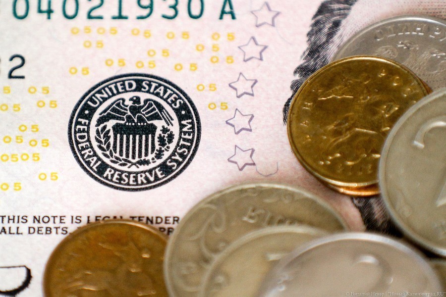 Курс рубля продолжил падать в понедельник