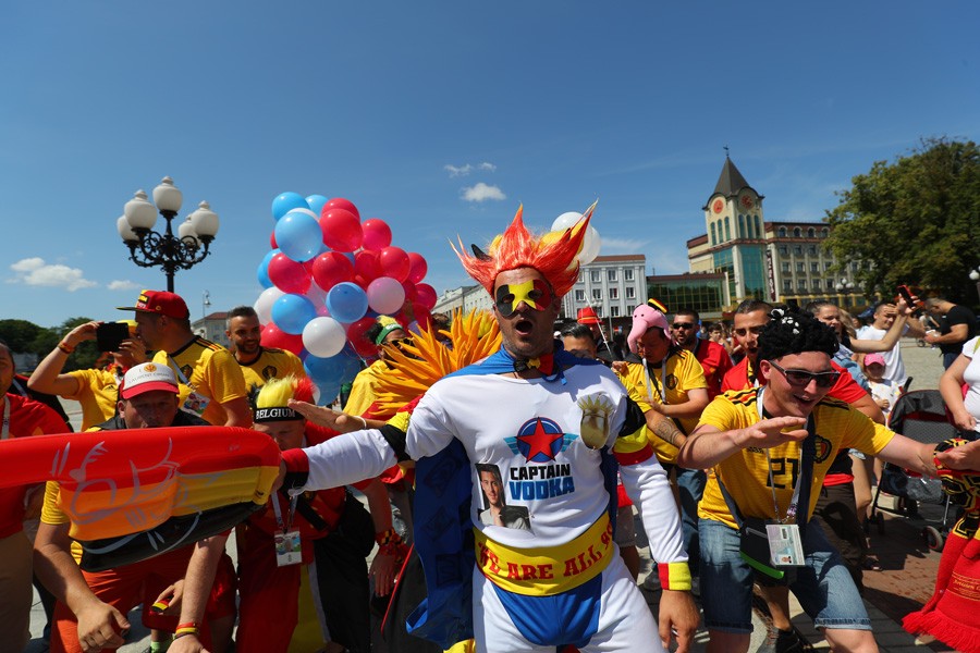 Captain Vodka: болельщики сборных Англии и Бельгии на улицах Калининграда (фото)