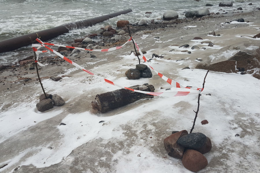 В Янтарном на пляж вынесло авиационную бомбу (фото)