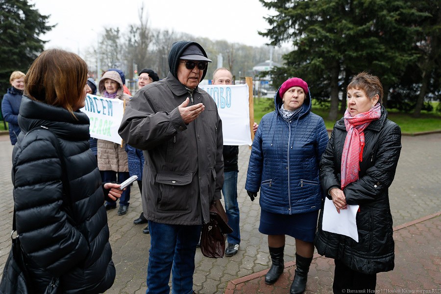 «Жертвы стадиона»: жители Ушаково протестуют против песчаных карьеров (фото)