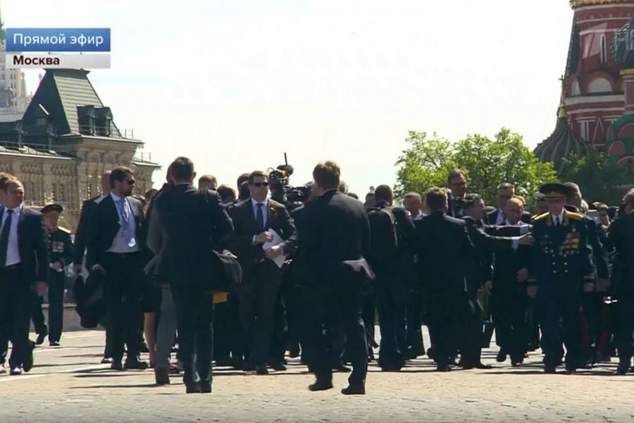 После Парада Победы охрана Путина грубо оттолкнула ветерана от президента