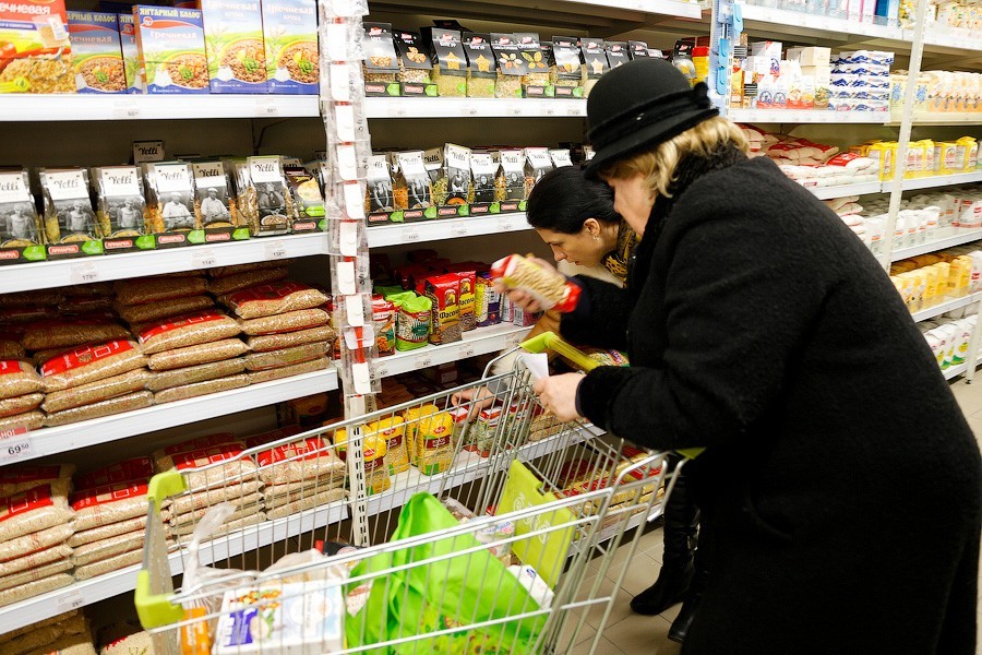 Опрос: 24% россиян вынуждены экономить на еде
