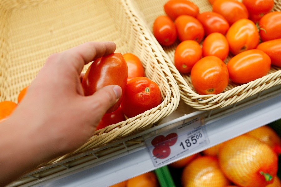 Росстат: за неделю помидоры подорожали на 15,2%